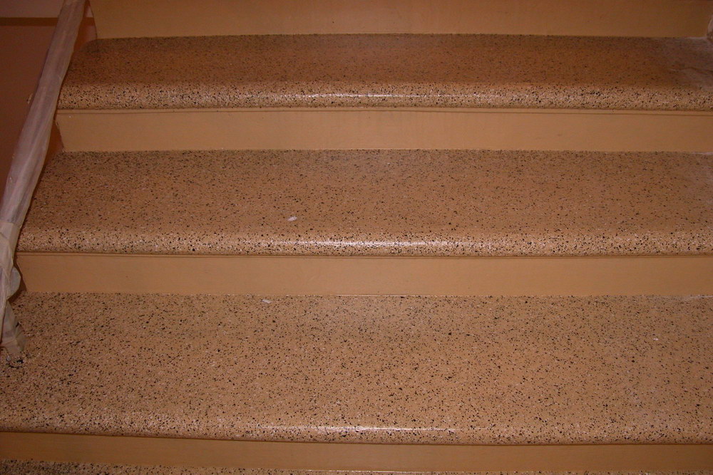 полимерный декоративный пол на лестнице