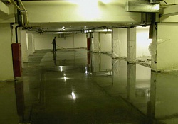 2003 г. Упрочненные бетонные полы с пропиткой в подземном гараже жилого комплекса.